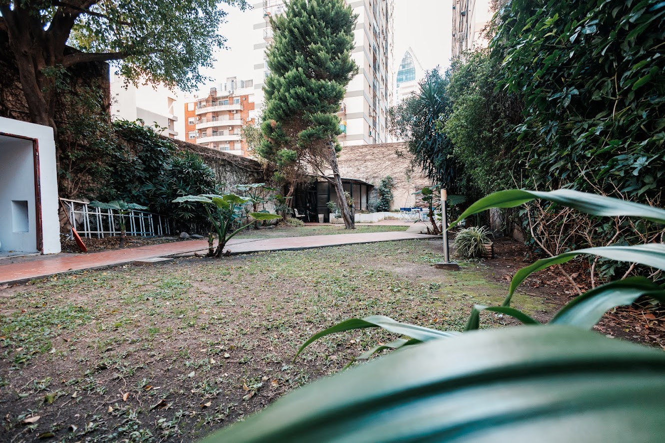 Jardín con galería y espacios verdes en Amábilis