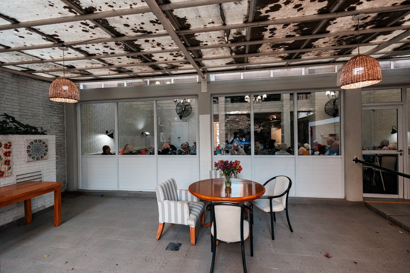 Área de comedor exterior con vista al jardín