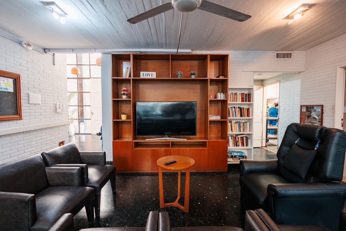 Sala de video con pantalla y sillones cómodos para entretenimiento