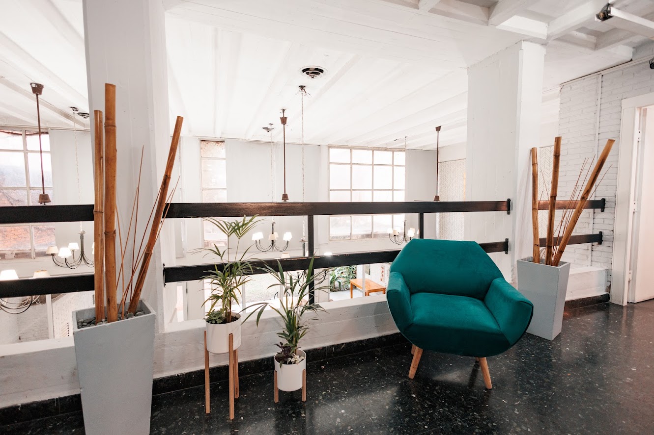 Ambiente acogedor en segundo piso con sillones cómodos